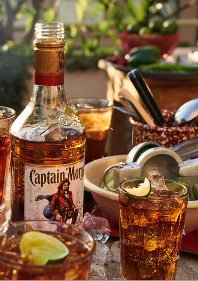 Een cocktail gemaakt met Captain Morgan Spiced Gold